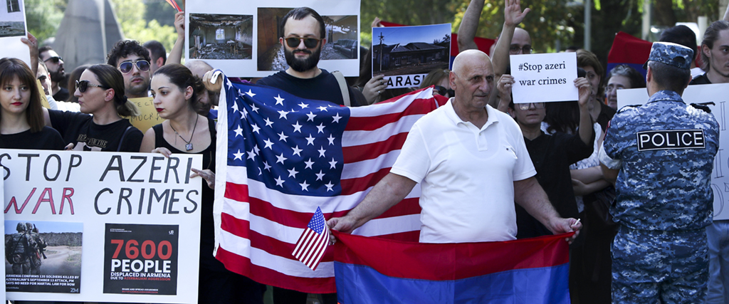 Demonstranter med amerikanska och armeniska nationella flaggor samlas där Nancy Pelos, talman för USA:s representanthus, håller sitt tal i Jerevan, Armenien, söndagen den 18 september 2022.