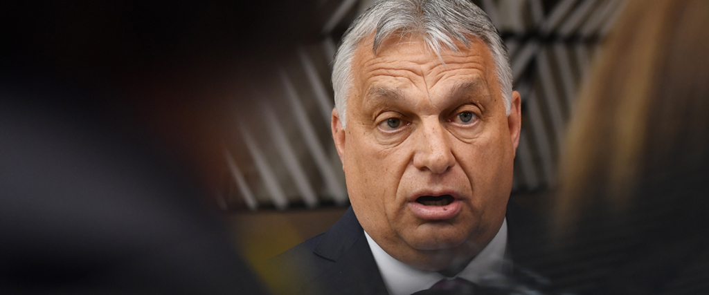 Kvinnor som vill göra abort i Ungern ska tvingas lyssna på fostrets hjärtljud eller ta del av andra livstecken från fostret före aborten, enligt en ny förordning från landets nationalistiska högerregering där Viktor Orbán är premiärminister.
