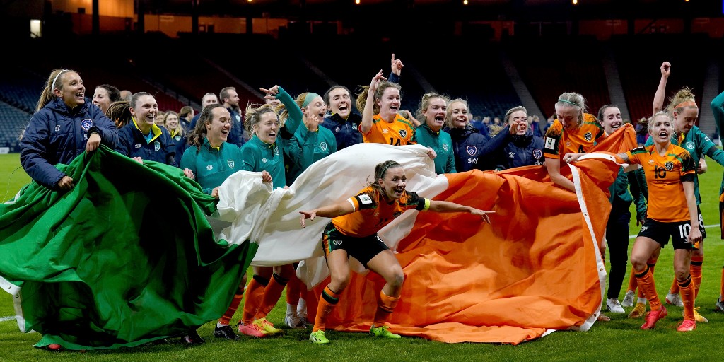 Det irländska fotbollslandslaget firar efter att ha kvalificerat sig till VM i Australien och Nya Zeeland nästa år.