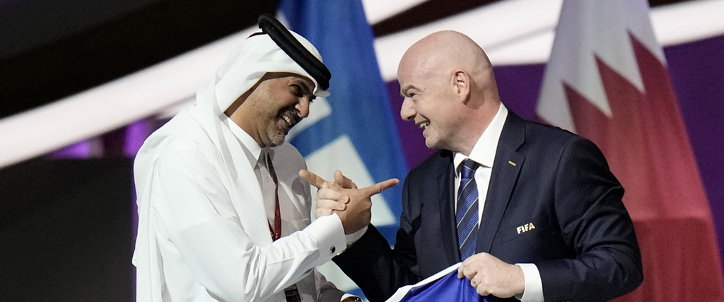 Qatars premiärminister, Khalid Bin Khalifa Bin Abdulaziz Al Thani, tar emot en gåva från FIFA:s president Gianni Infantino under FIFA-kongressen på Doha Exhibition and Convention Center i Doha, Qatar, torsdagen den 31 mars 2022.