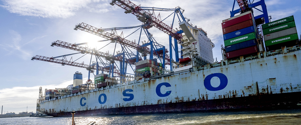 Ett containerfartyg från kinesiska rederiet Cosco ligger i hamnen i Hamburg, Tyskland, onsdagen den 26 oktober 2022.