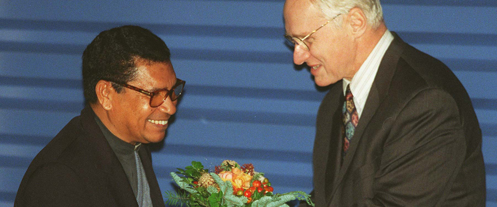 Carlos Filipe Ximenes Belos mottar fredspriset av den norska Nobel-kommitten,1996.