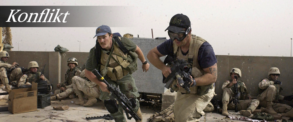 Civilklädda som arbetar för Blackwater USA deltar i en eldstrid vid en anläggning som försvaras av amerikanska och spanska soldater i Najaf, Irak, april 2004.