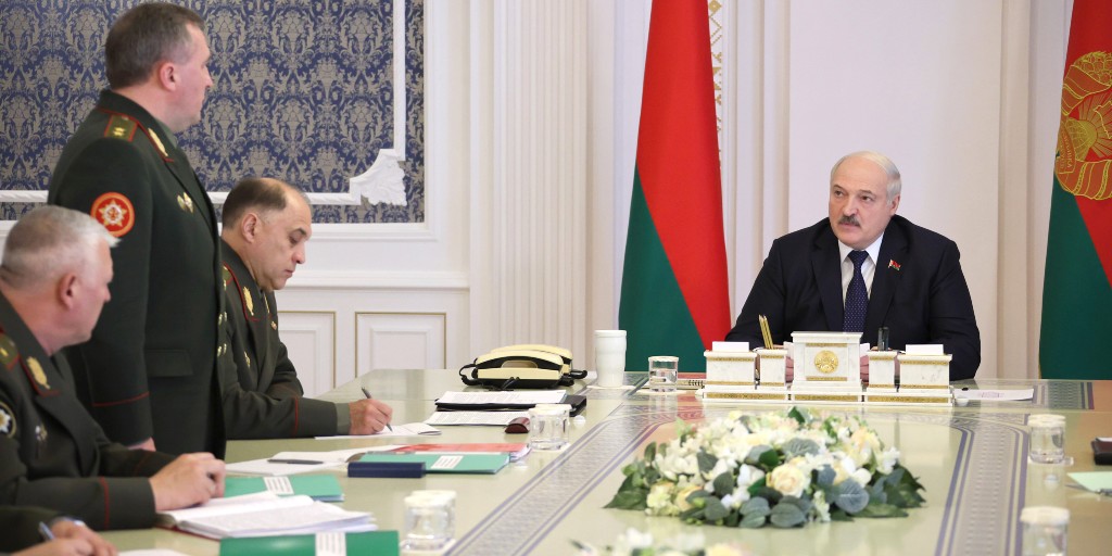 Belarus president Aleksandr Lukasjenko, till höger, höll ett formellt möte med militärens ledning.