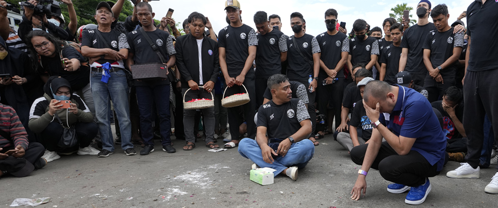 Bön för offren efter upploppet efter en fotbollsmatch i indonesien mellan Arema FC och Persebaya Surabaya.