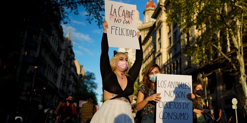 ”Kött leder inte till lycka” står det på plakatet till vänster under en klimatstrejk i Buenos Aires i Argentina i september 2021.