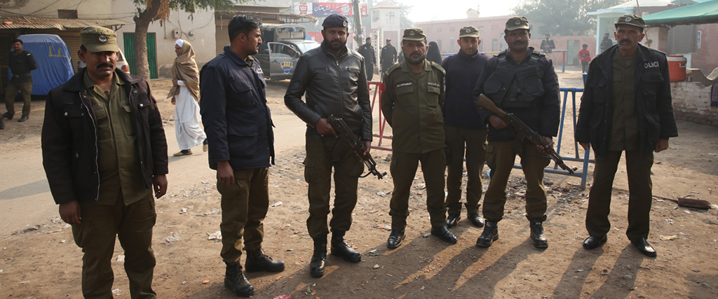 Pakistanska poliser står vakt utanför Multan-fängelset domen mot professor Junaid Hafeez  för hädelse, Pakistan, 21 december 2019.