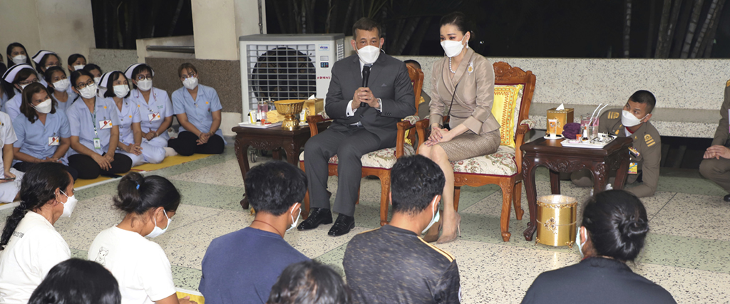 Thailands kung Maha Vajiralongkorn och hans fru drottning Suthida besöker sjukhuset i Nongbua Lamphu för att träffa anhöriga till offren för daghemsattacken i Uthai Sawan, Thailand, fredagen den 7 oktober 2022.