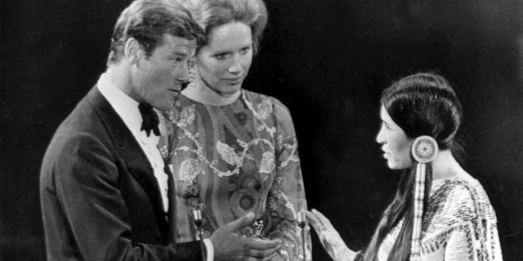 Sacheen Littlefeather med Roger Moore och Liv Ullman under Oscarsgalan 1973.