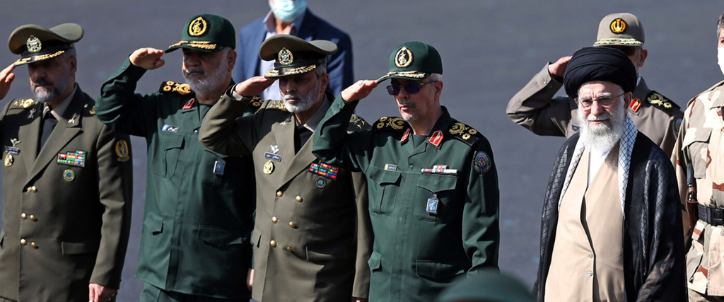Ayatolla Ali Khamenei, längst till vänster.