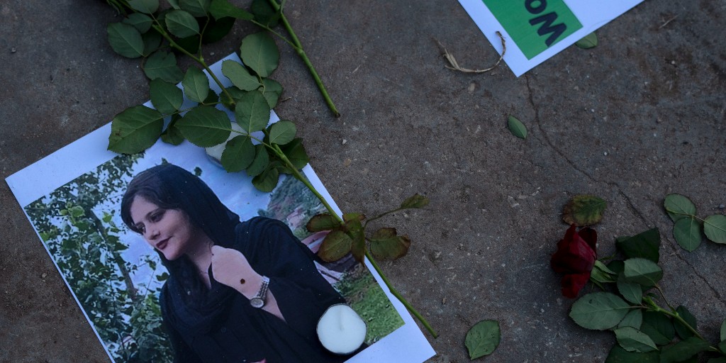 En bild på Mahsa Zhina Amini ligger på marken under en demonstration i Jerusalem den 6 oktober.