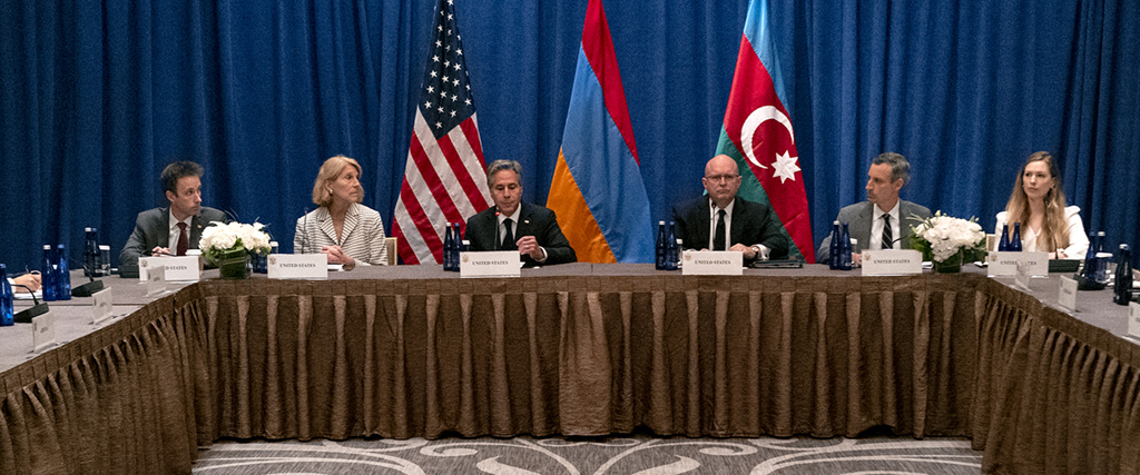 USA:s utrikesminister Antony Blinken, mitten, träffar en armenisk delegation inklusive utrikesminister Ararat Mirzoyan, tredje från vänster, och en delegation från Azerbajdzjan inklusive Azerbajdzjans utrikesminister Jeyhun Bayramov, tredje från höger, måndagen den 19 september 2022, i New York .