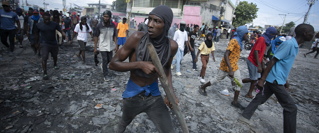 Odelyn Joseph/AP/TTMänniskor deltar i en demonstration mot premiärministern Ariel Henry i huvudstaden Port-au-Prince.