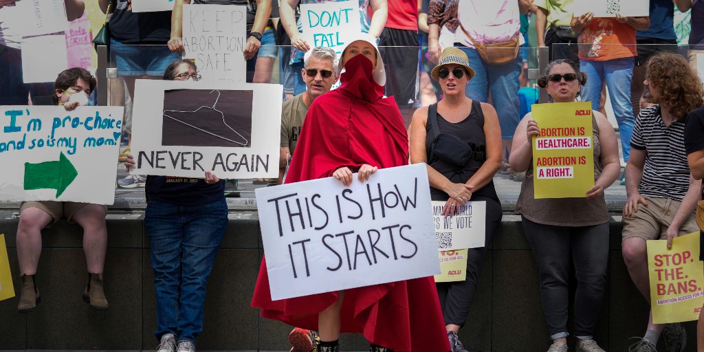 Protester utanför Indianas högsta domstol i juni 2022 efter att en läkare som genomfört abort på en tioårig flicka från Ohio – som hade blivit gravid efter en våldtäkt – hamnade i blåsväder.