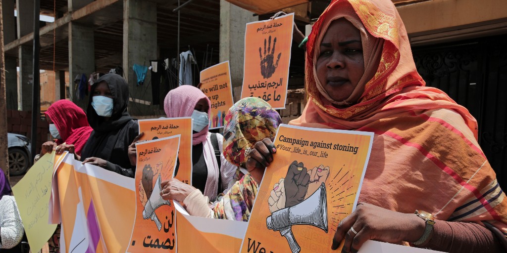 Kvinnor demonstrerade utanför FN:s människorättskontor i Sudans huvudstad Khartoum den 14 september i år i protest mot att kvinnor fortfarande döms till döden genom stening för äktenskapsbrott.
