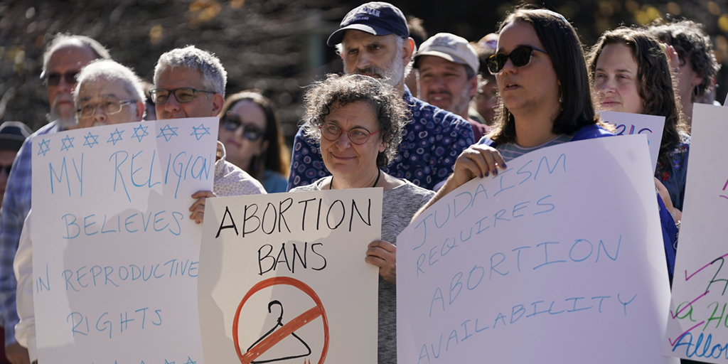 Rabbiner och anhängare från hela landet samlas för en demonstration för att visa sitt stöd för att skydda aborträttigheterna onsdagen den 9 november 2022 i Clayton, Missouri.
