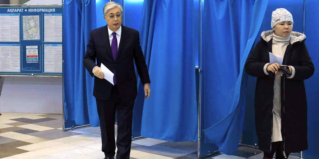 Kazakstans president Kassym-Jomart Tokajev röstar i söndagens val.