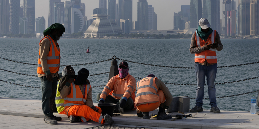 Migrantarbetare i Dohas hamn, Qatar, söndagen den 13 november 2022.
