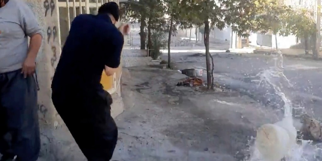 En stillbild från ett av de videoklipp som organisationen Hengaw publicerat från protesterna i kurdiska städer.