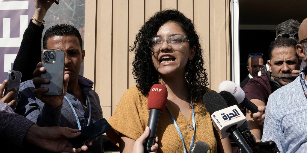 Sanaa Seif, syster till den fängslade demokratiaktivisten Alaa Abd El-Fattah som i söndags inledde en total hunger- och vätskestrejk, i en presskonferens i samband med COP 27 i Sharm el-Sheikh i Egypten på tisdagen.