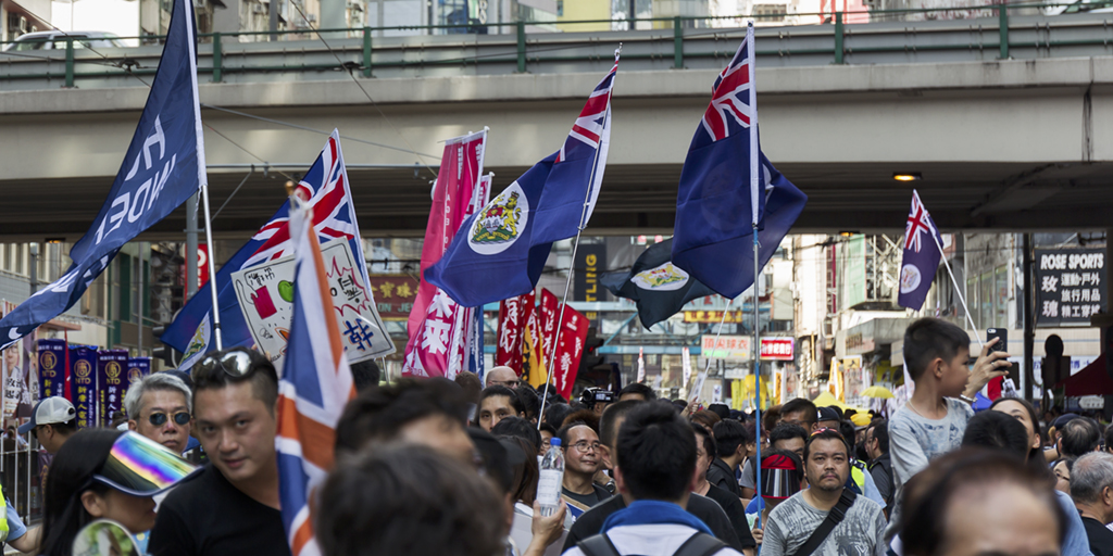 Prodemokrati-demonstration med flaggor från kolonialtiden , 1 juli 2015, Hongkong.