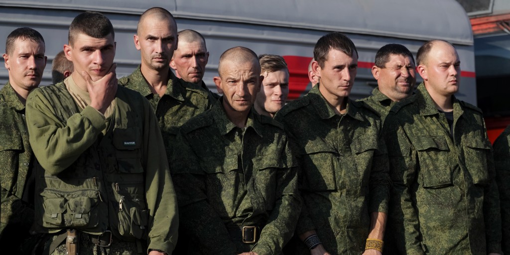 Ryska rekryter väntar på att kliva på ett tåg i ryska Prudboj i Volgograd oblast den 29 september.