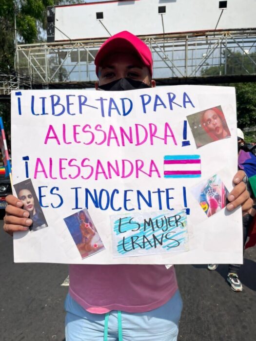 Hbtqi-aktivisten Carlos i samband med en av de protester han genomförde efter att hans syster, transkvinnan Alessandra, greps av polisen i maj, anklagad för att tillhöra ett kriminellt gatugäng