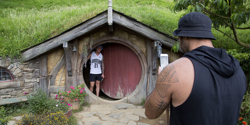 Turister under en rundtur vid inspelningsplatsen för Hobbit-filmen, nära Matamata, Nya Zeeland.