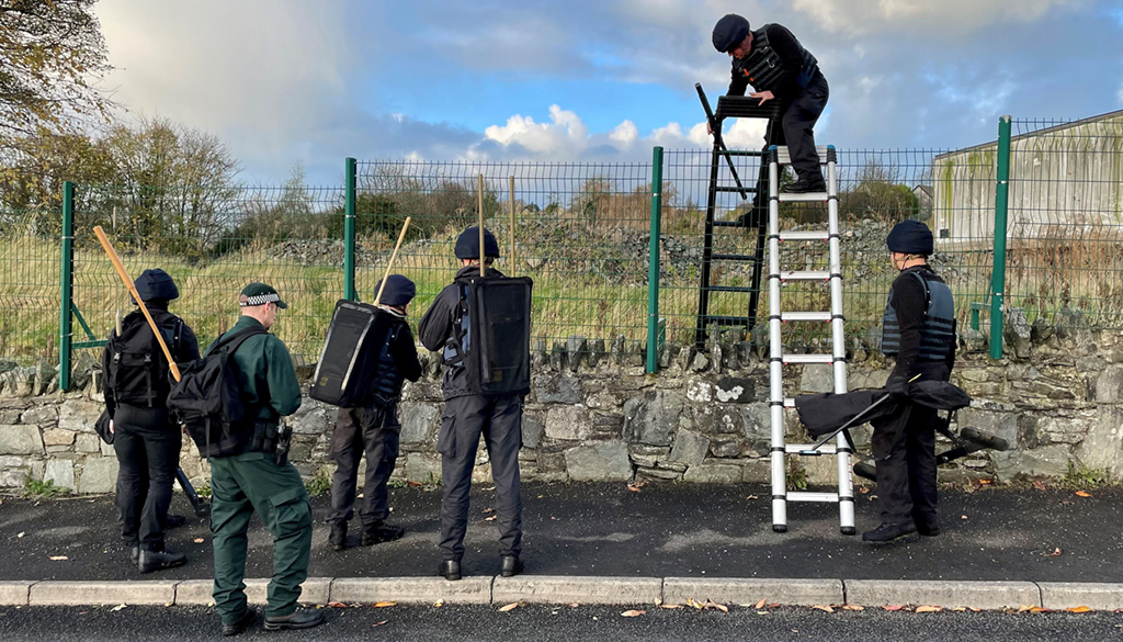 Arméns sökteam inspekterar platsen efter mordförsöket på två officerare i Strabane, Nordirland, fredagen den 18 november 2022.