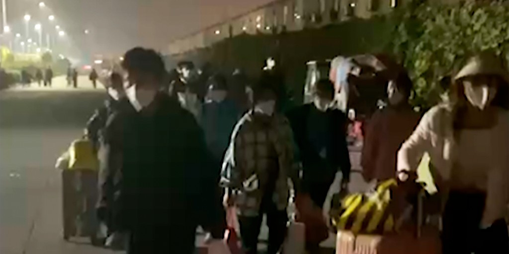Bild från en video från slutet av oktober, där anställda syns lämna fabriksområdet till fots.