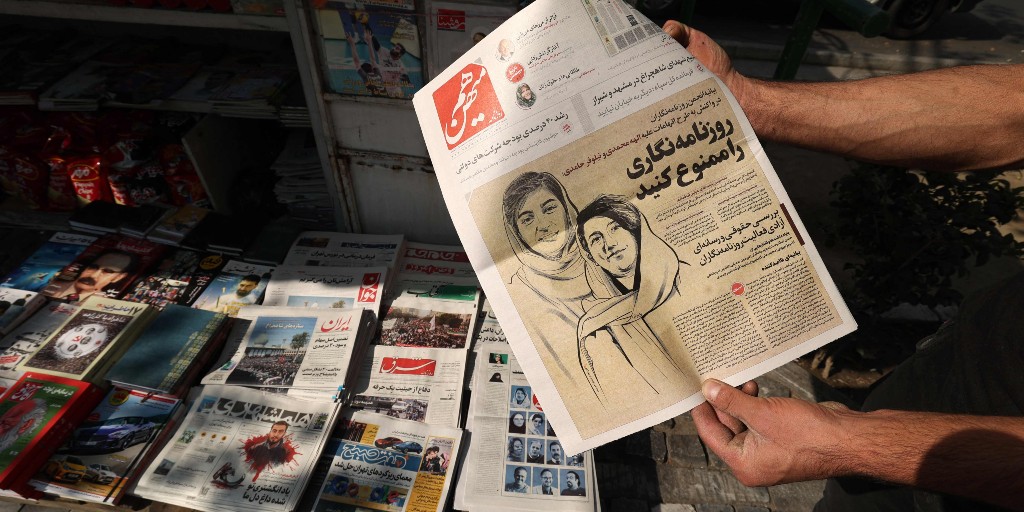 Trots riskerna det medför har journalistföreningar i Iran uttryckt stöd för fängslade Niloofar Hamedi och Elnaz Mohammadi.