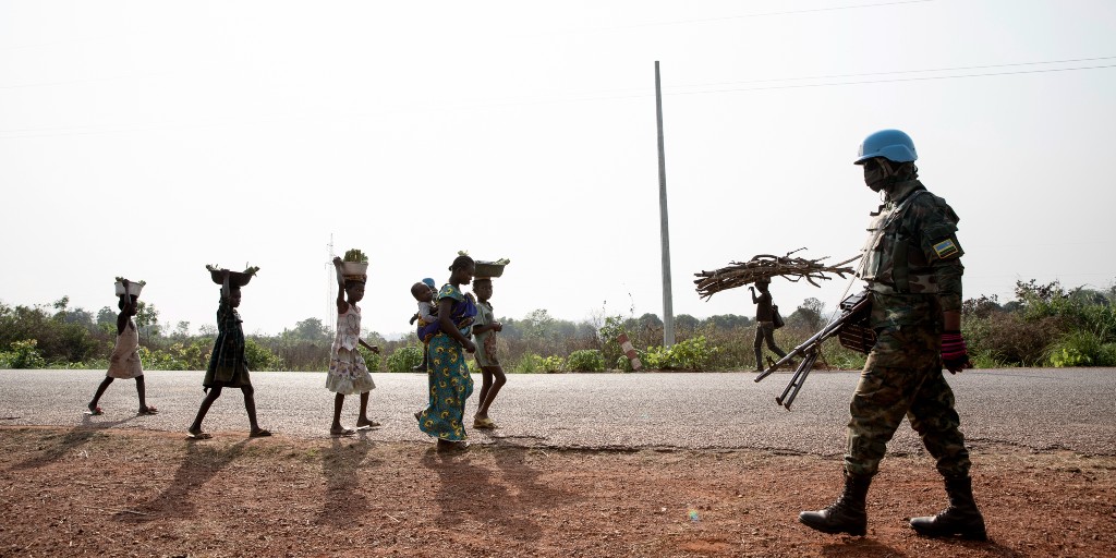 Soldater ur den fredsbevarande FN-styrkan Minusca patrullerar utanför huvudstaden Bangui i Centralafrikanska Republiken.