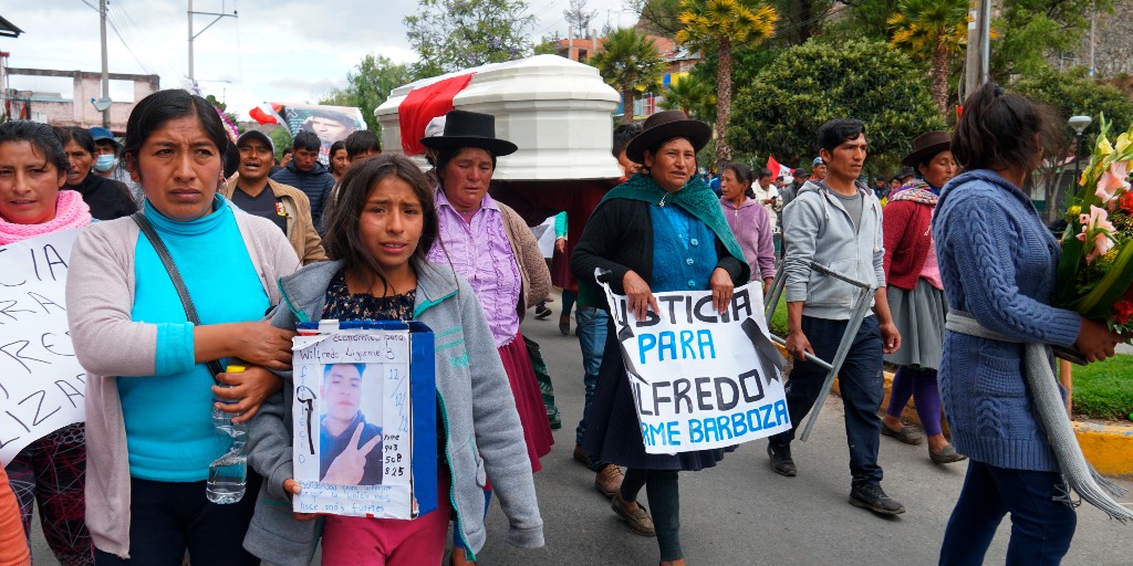 Anhöriga till den dödade 18-åringen Wilfredo Lizarme protesterar med hans kista i  Andahuaylas, Peru, i tisdags.