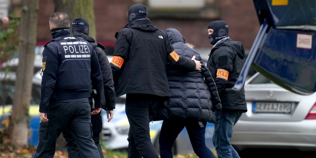En misstänkt förs bort av polis i Karlsruhe i Tyskland på onsdagen efter att tusentals poliser deltog i omfattande razzior mot ett högerextremt terrornätverk med nära kopplingar till den så kallade Reichsbürger-rörelsen som inte erkänner den tyska staten.