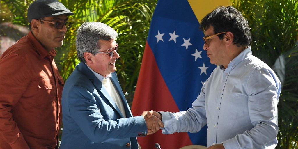 ELN:s representant Pablo Beltran skakar hand med förhandlaren Ivan Danilo Rueda efter den första samtalsrundan i fredsförhandlingarna förra måndagen.