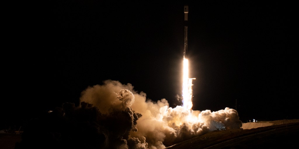 En Space X-raket sköts på fredagen upp med en satellit som ska undersöka nästintill allt vatten på jorden för att bättre förstå klimatförändringarna.