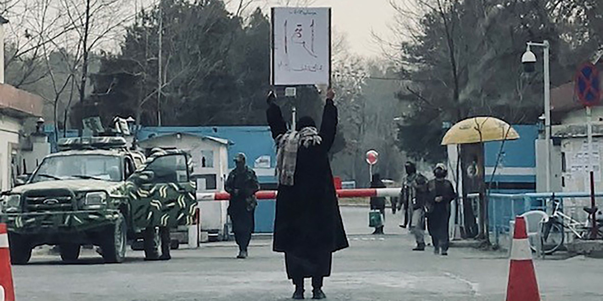 Universitetsstuderande Marwan protesterar ensam vid infarten till Kabuls universitet mot talibanernas nyss införda kvinnoförbud.