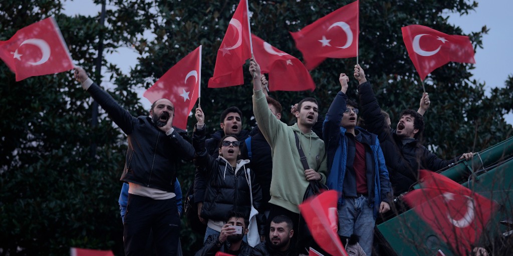 Supportrar till Istanbuls borgmästare Ekrem Imamoglu protesterar mot domen mot honom på onsdagen.