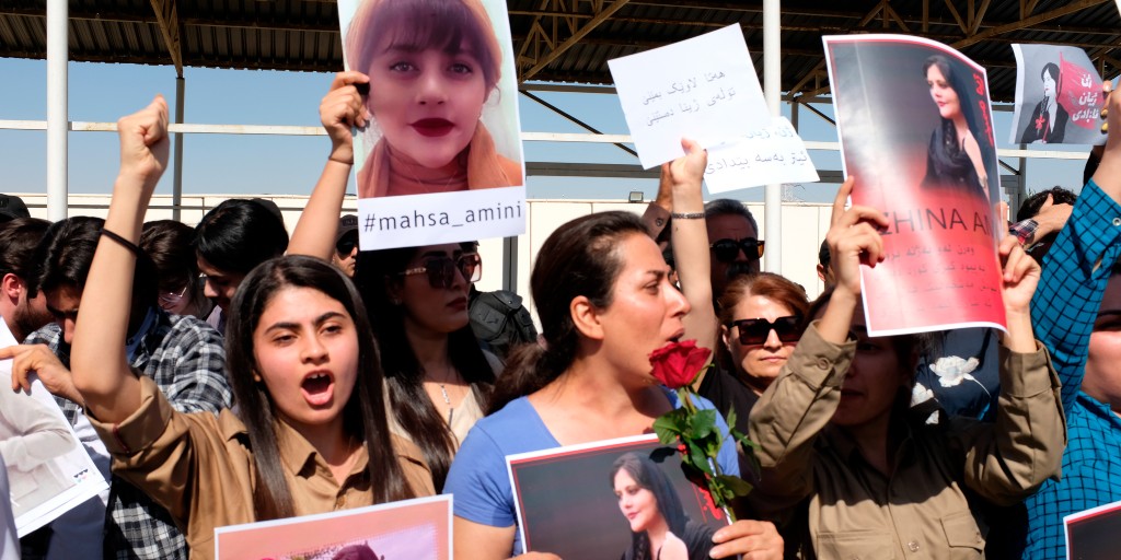 Kvinnor demonstrerade utanför FN:s högkvarter i Erbil i Irak den 24 september strax efter  Mahsa Jina Aminis död.
