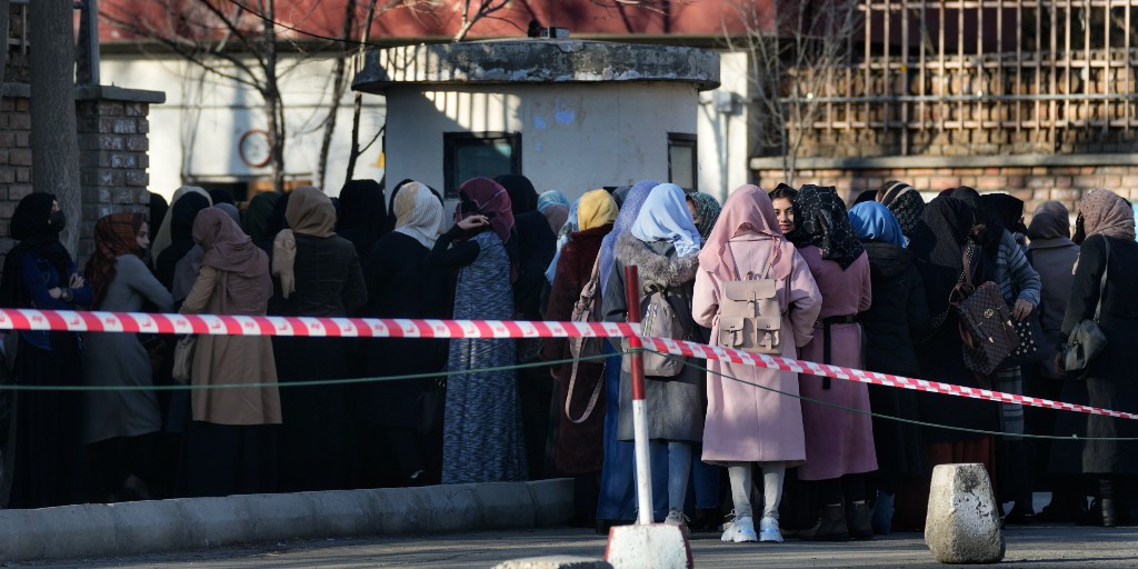 Kvinnor förbjuds med omedelbar verkan från att studera på universitet i Afghanistan meddelade en talesman för talibanerna på tisdagen.