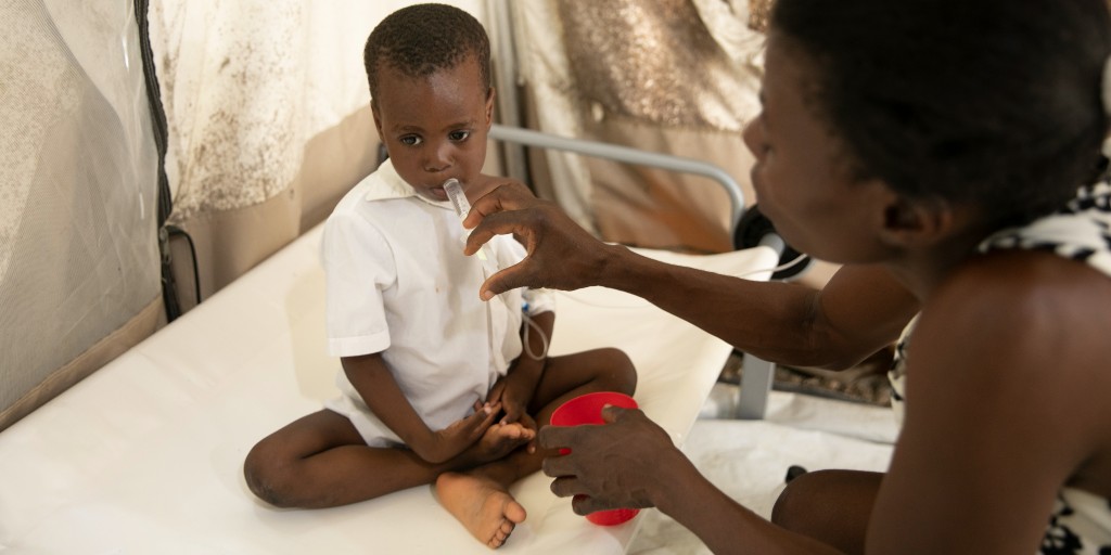 En mamma ger sin son vätska på en klinik som drivs av Läkare utan gränser i Port-au-Prince i Haiti i november.