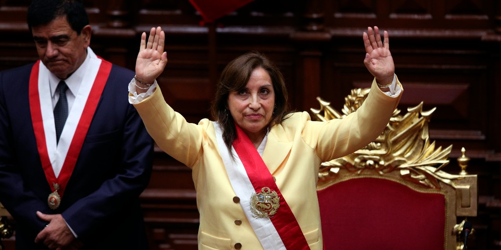 Perus vice-president Dina Boularte svors in som president efter Pedro Castilles avsattes efter ett kuppförsök.