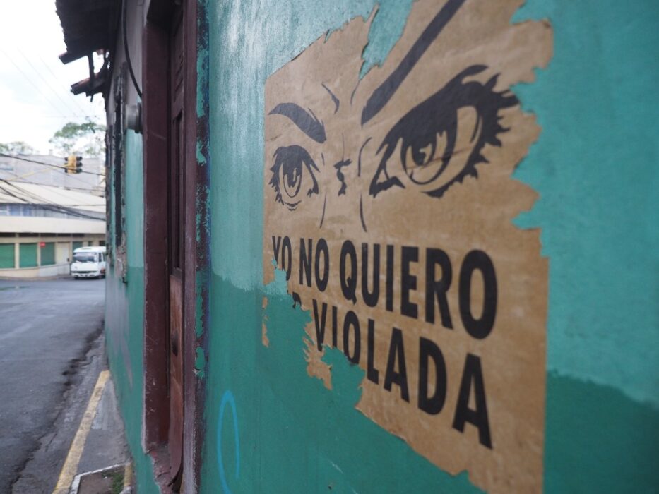 Det finns graffiti och affischer över hela huvudstaden Tegucigalpa med protester mot abortförbudet och mot våld mot kvinnor