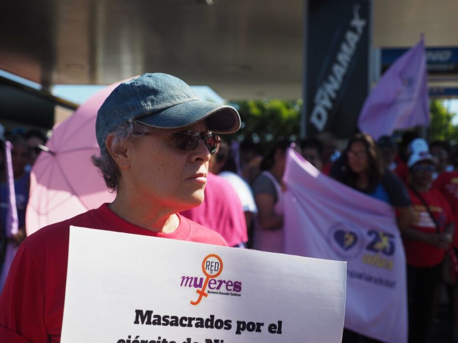 Dora María Téllez protesterar mot regeringens förtryck under internationella dagen våld mot kvinnor 2017
