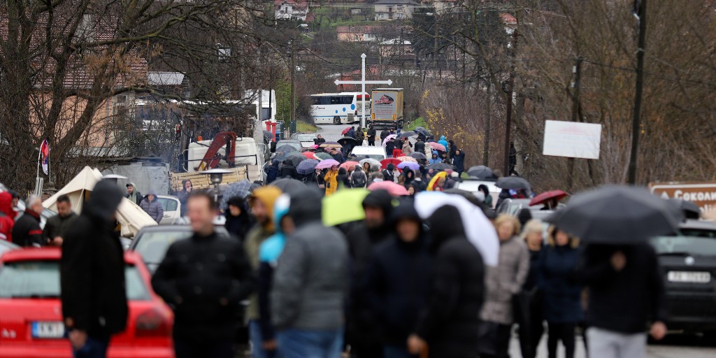 Serber blockerar vägen nära samhället Rudare, norr om Mitrovica, i Kosovo på söndagen.