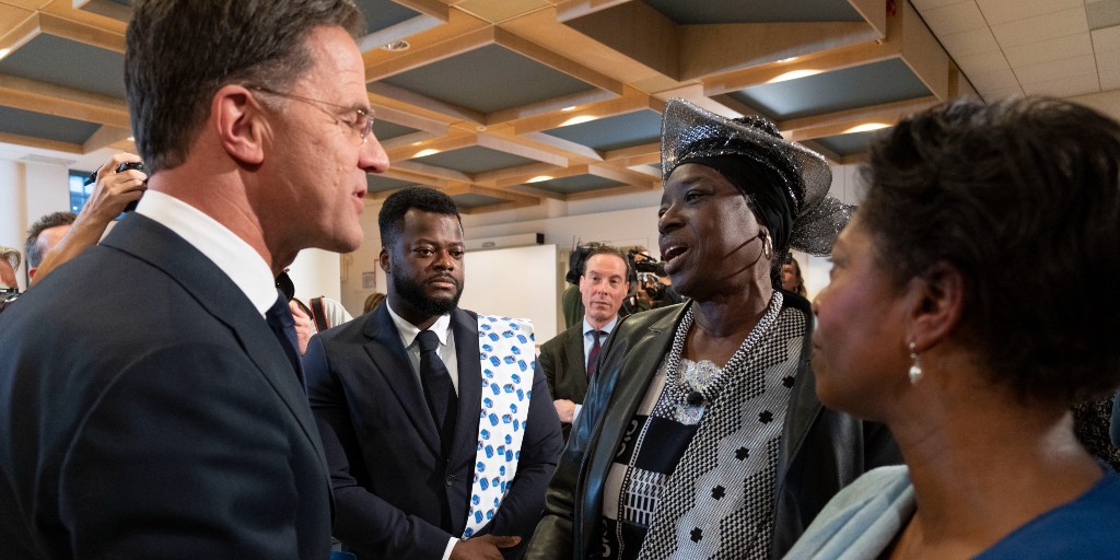 Den nederländske premiärministern Mark Rutte skakar hand med Marian Markelo som är präst inom winti, en afro-surinamesisk religion, efter att ha bett om ursäkt för Nederländernas historiska roll inom slavhandeln.