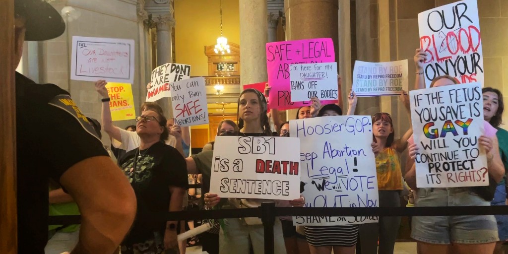 Demonstranter till stöd för aborträtten protesterade mot Indianas hårda abortlag i samband med att den antogs i Indianapolis i augusti.