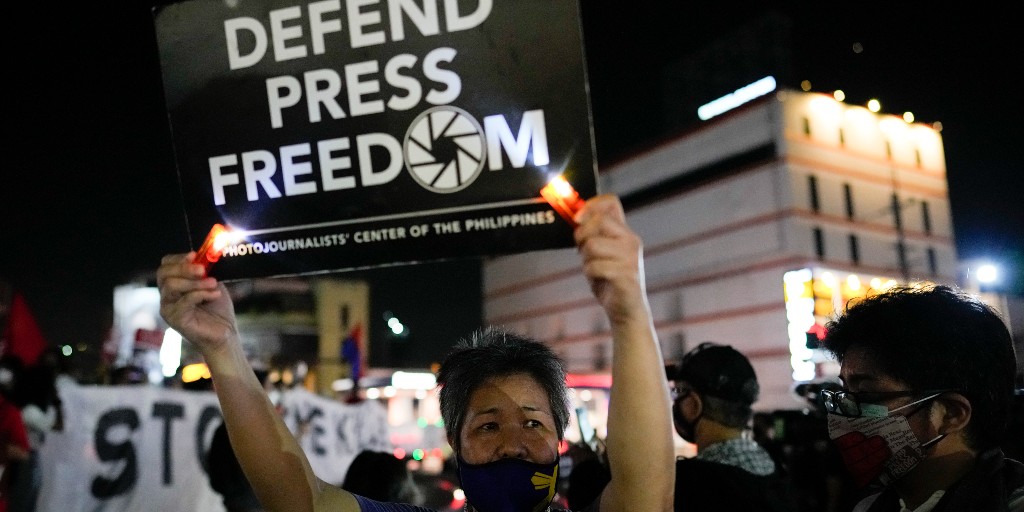 Demonstranter protesterar mot mordet på den filippinska journalisten Percival Mabasa i höstas.