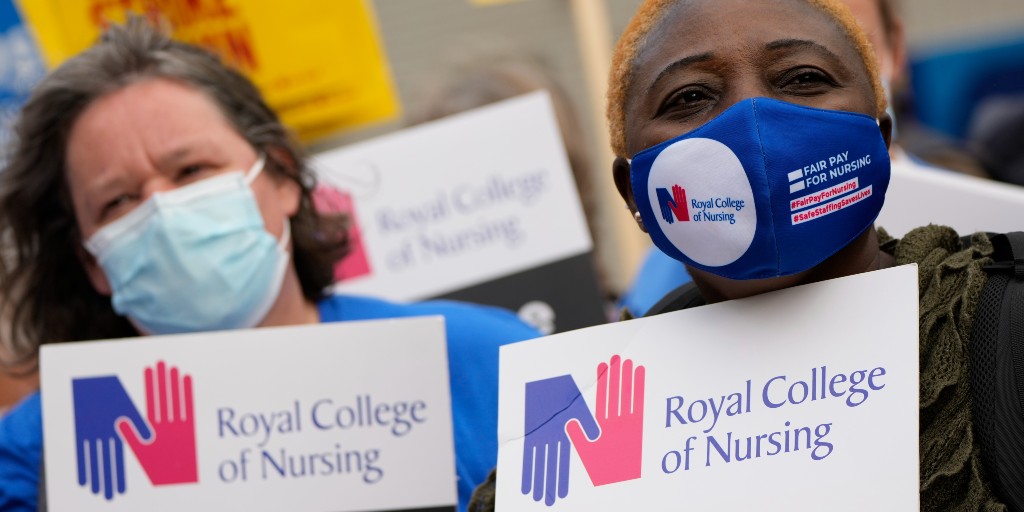 Den brittiska hälsovården NHS har gått på knäna och sjuksköterskor har länge krävt högre löner.