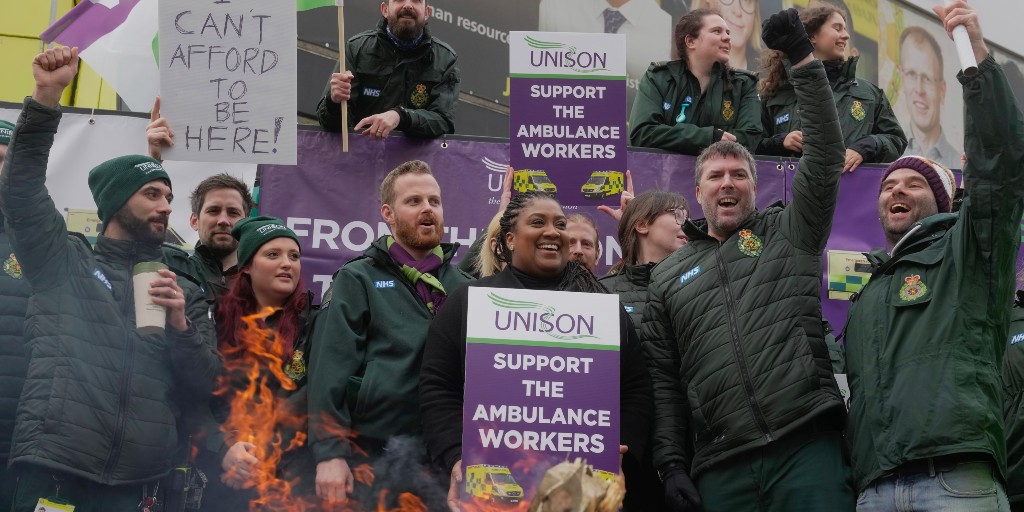 Omkring 25 000 ambulansförare och annan ambulanspersonal gick på onsdagen ut i strejk runt om i Storbritannien med krav på bättre löner.